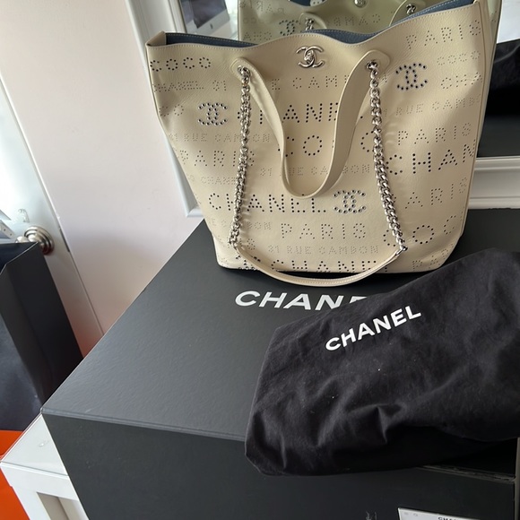 Chanel calfskin leather shopping tote with shoulder strap and separate handle - Picture 8 of 8